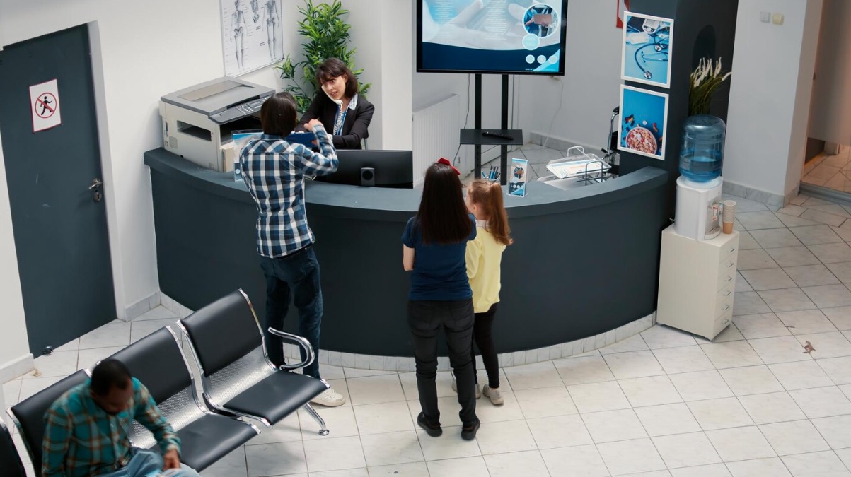 Fila in filiale bancaria tradizionale